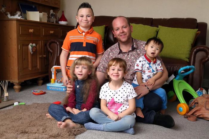 Britu gejs adoptē četrus bērnus ar īpašām vajadzībām un ir ārkārtīgi laimīgs
