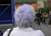 Veca sieviete ar ziliem matiem sēdēja pie notāra. Šo vizīti viņš nekad neaizmirsīs!