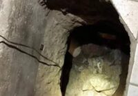 Vīrietis izraka tuneli no savas mājas līdz savas mīļākās guļamistabai